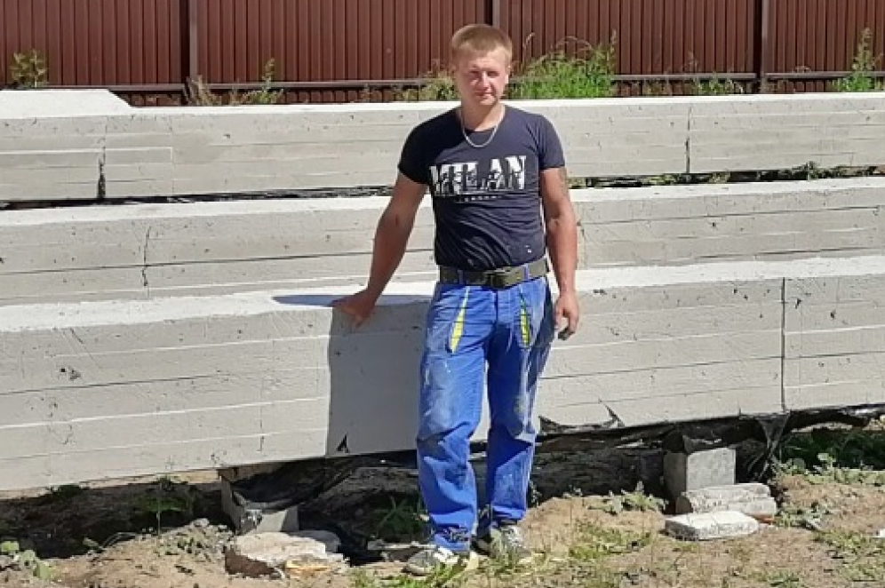 Монтажники выполняют установку сайдинга на фасад частного дома