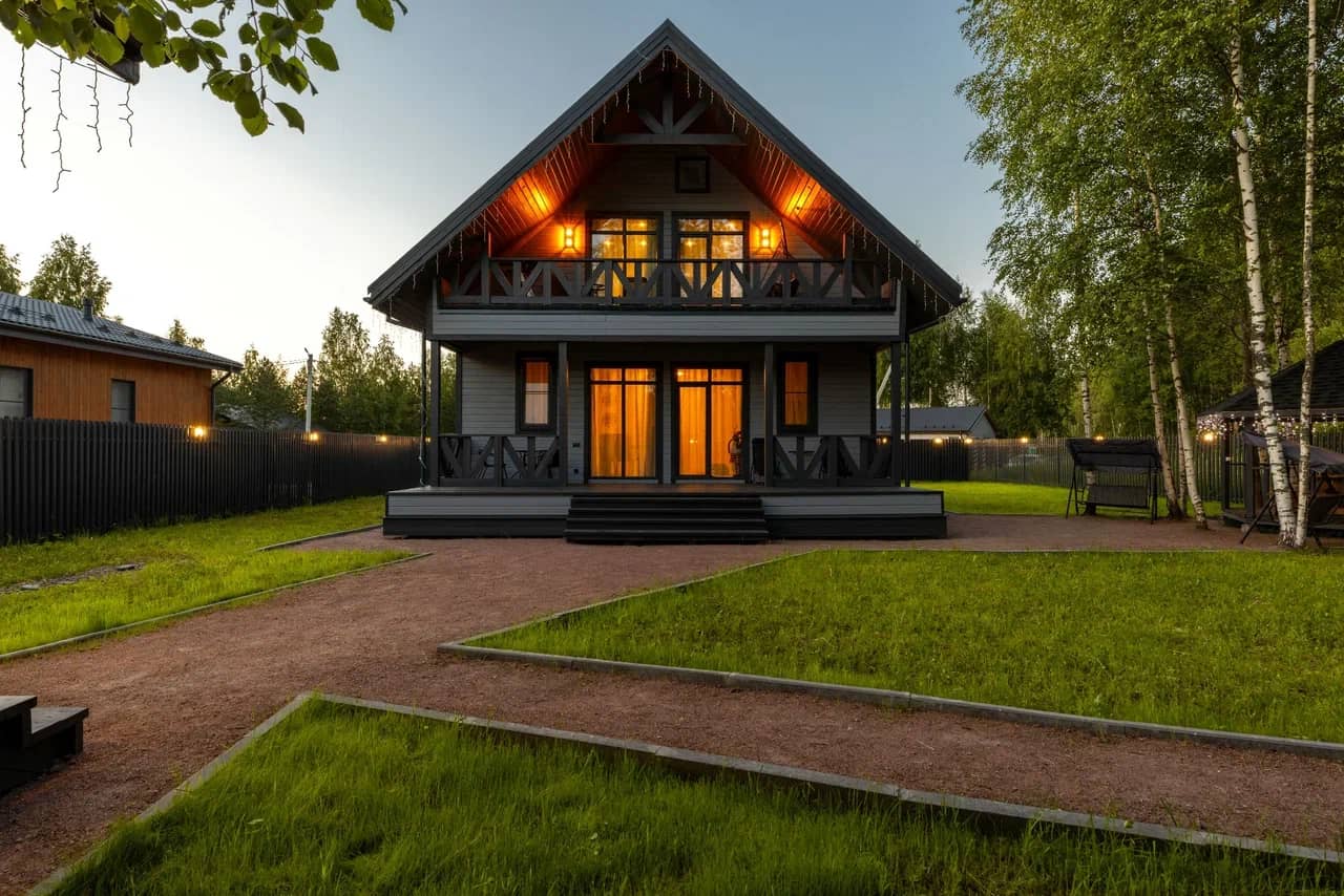 Современный частный дом с качественно выполненной отделкой фасада